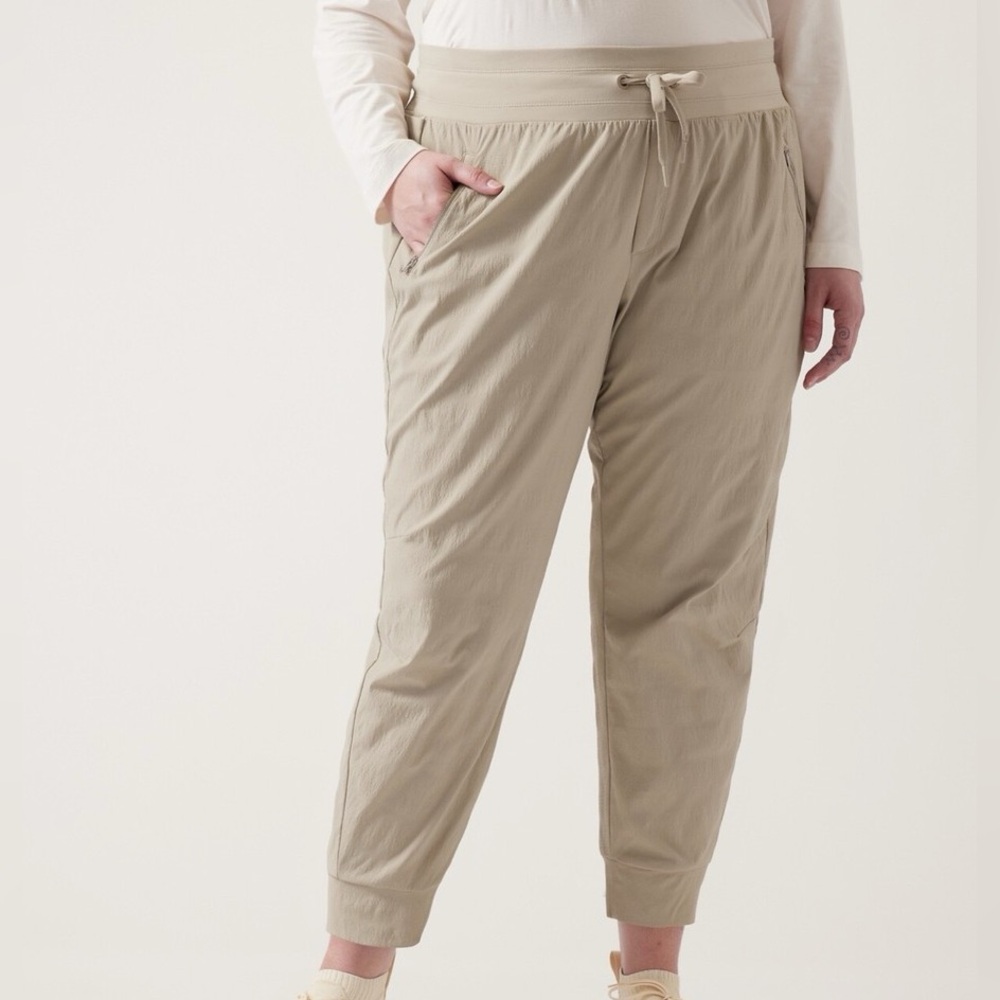 Athleta Trekkie North Women's Beige Joggers Sz 4‎